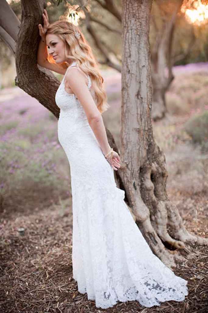 Noseča nevesta v čipkasti, oprijeti poročni obleki med poročnim fotografiranjem naslonjena na drevo. Foto: Jessica Lewis Photography