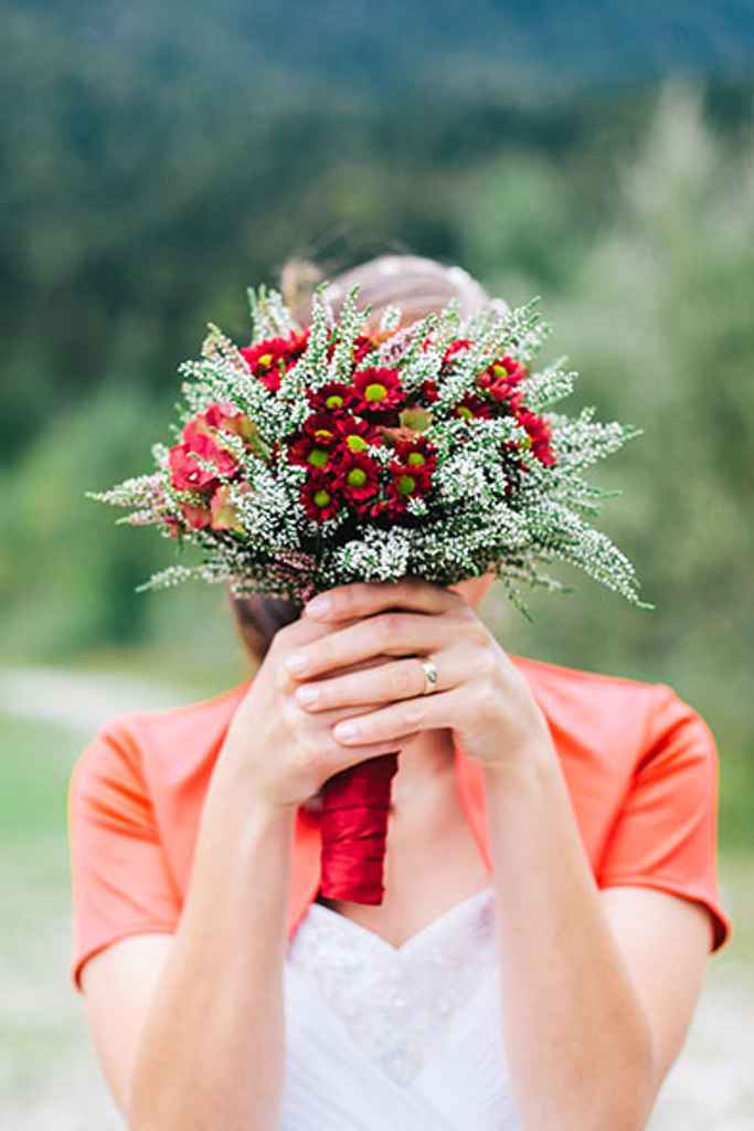 Nevesta s prečudovitim poročnim šopkom v rdeči barvi. Poročni šopek je sestavljen iz travniškega cvetja. Foto: Alen Karupovič Photography