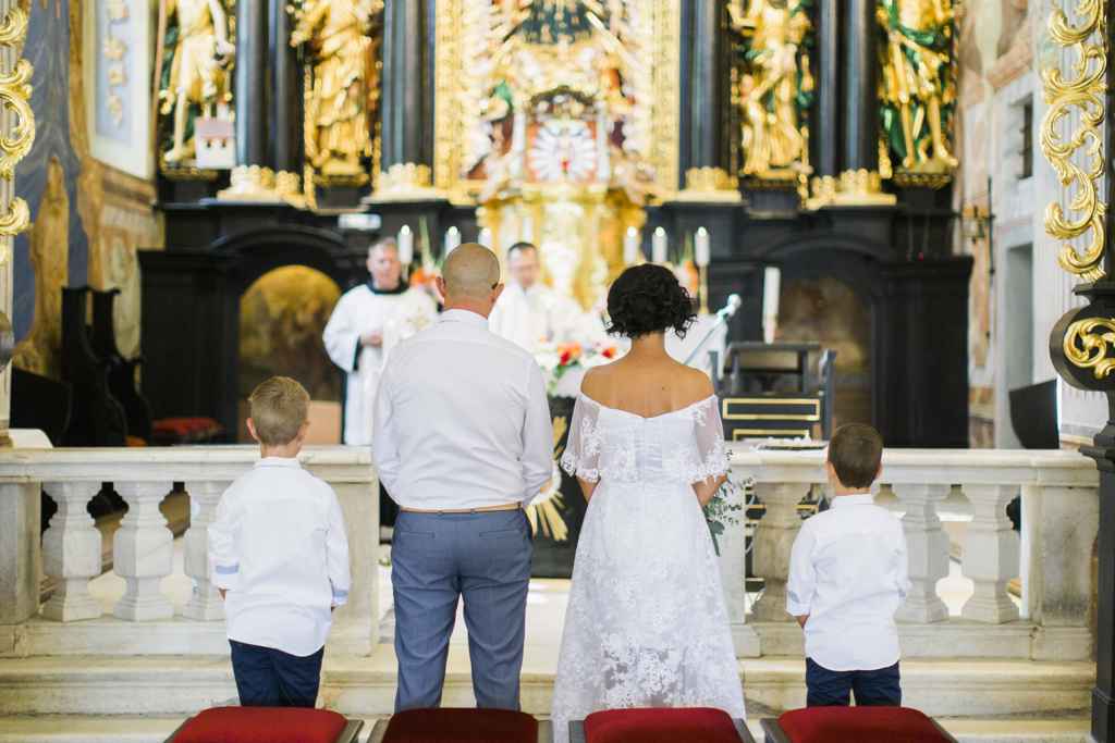 Intimna poroka. Nevesta in ženin med cerkvenim poročnim obredom v minoritskem samostanu Olimje. Foto: JS Oblikovanje