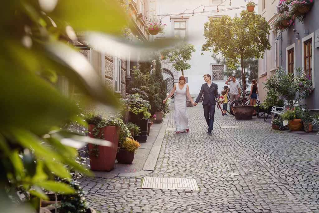 Poroka v Ljubljani. Nevesta in ženin se sprehajata med romantičnimi ulicami v Ljubljani. Foto: Ivan Bliznetsov Photography