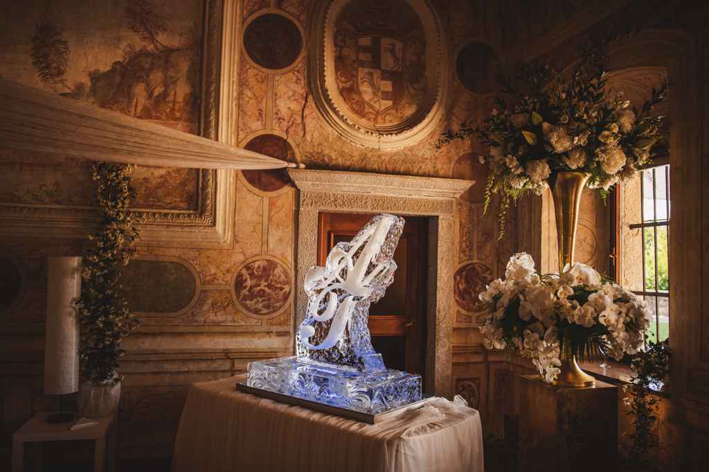 Ledena skulptura na poroki je dodala piko na i celotni dekoraciji. Foto: Aleks in Irena Kus wedding photography