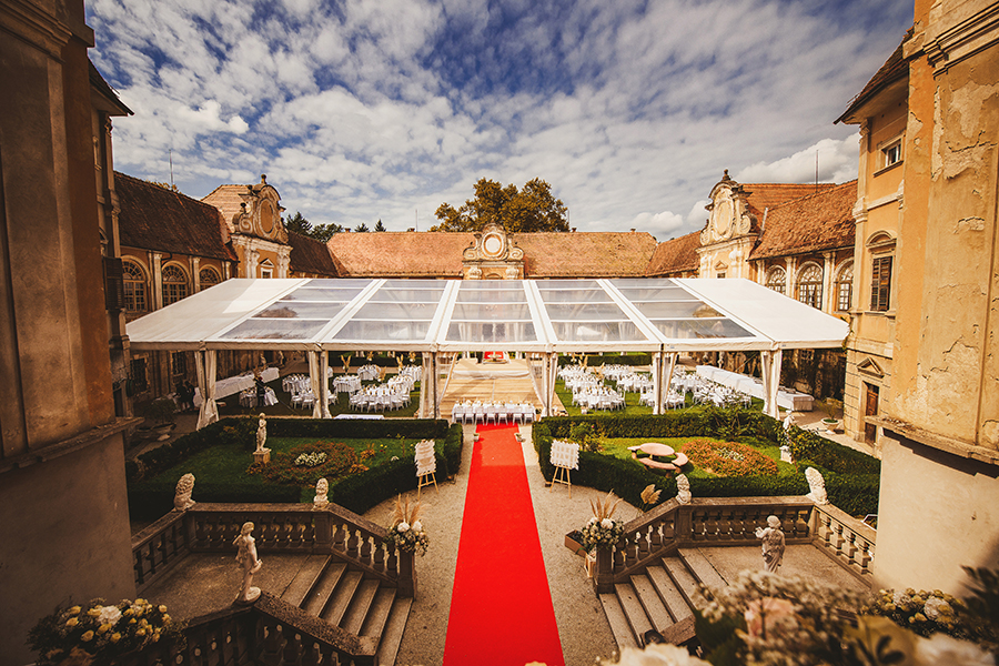 Postavitev unikatnega prozornega poročnega šotora na dvorcu Štatenberg, ki je prekrasna lokacija za vse tipe porok. Tukaj lahko organizatorka porok Petra Starbek za vas pripravi luksuzno poroko, preprosto poroko, moderno poroko, poroko pod zvezdami ter poroko v šotoru.