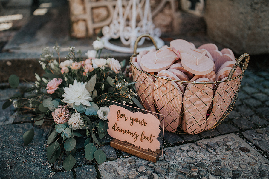 Poročni detajli na poroki na blejskem gradu (poročni sandali, poročni napisi, table za poroko, konfeti, svetlobni napisi, tabla dobrodošli, vrtne lučke)