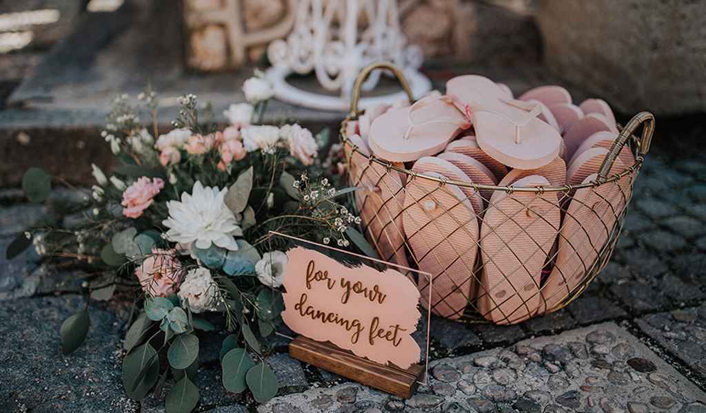 Poročni detajli na poroki na blejskem gradu (poročni sandali, poročni napisi, table za poroko, konfeti, svetlobni napisi, tabla dobrodošli, vrtne lučke)