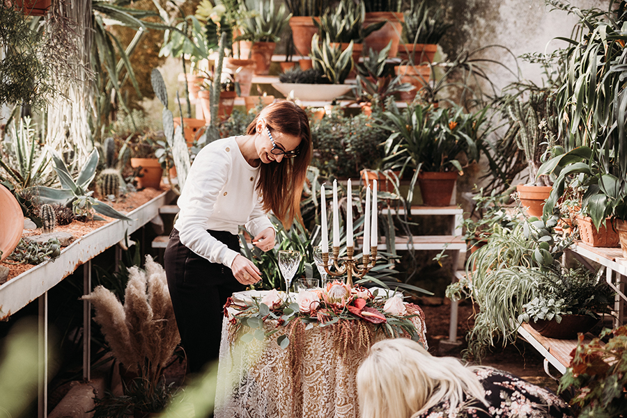 Načrtovalka porok Petra Starbek pripravlja poročno omizje v prekrasnem botaničnem vrtu v Sežani za poročni par, ki se je odločil za elopement poroko.