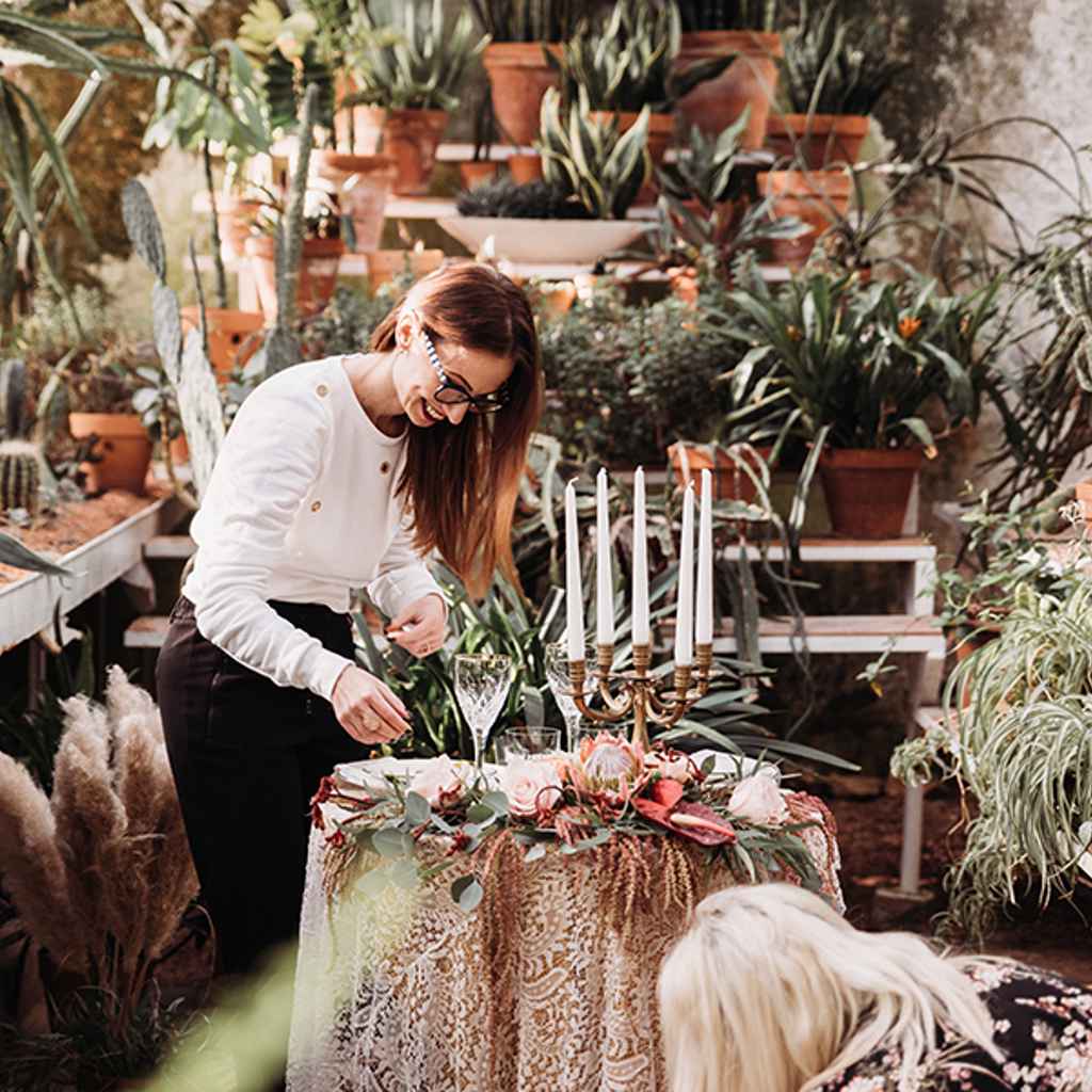Načrtovalka porok Petra Starbek pripravlja poročno omizje v prekrasnem botaničnem vrtu v Sežani za poročni par, ki se je odločil za elopement poroko.
